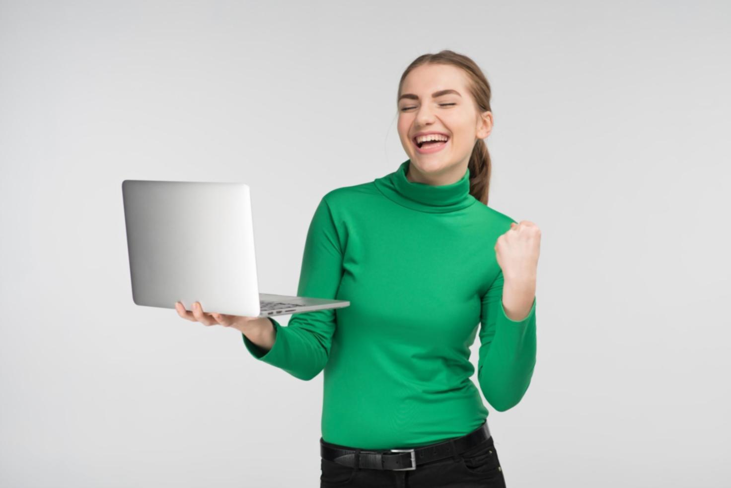 Personne analysant ses dépenses mensuelles avec des documents financiers organisés