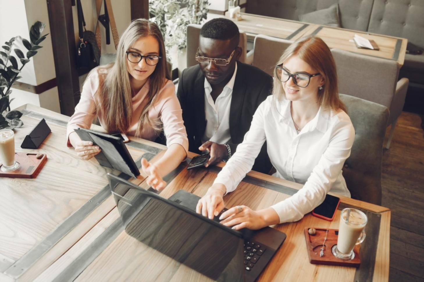 Bureau de travail avec documents budgétaires et ordinateur portable