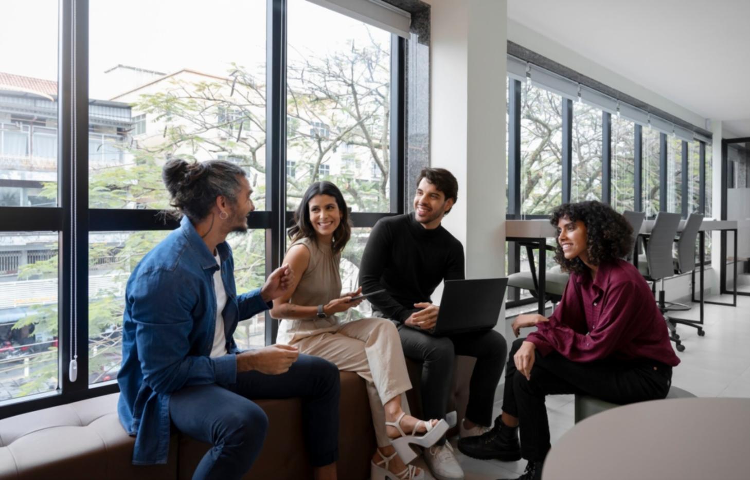 Espace de travail organisé avec calculatrice et documents